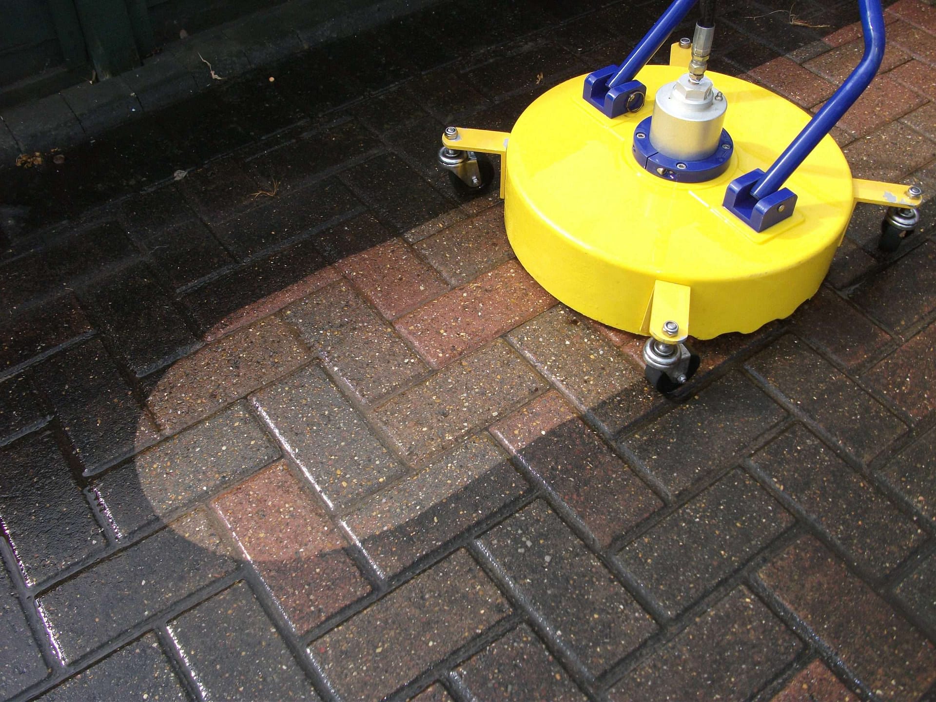 The floor was cleaned using power pressure.